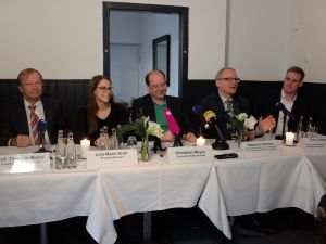 Pressekonferenz - Ein Jahr Ringelschwanzprämie (v.l.n.r.: Prof. Dr. Thomas Blaha, Lisa Maria Kreh, Landwirtschaftsminister Christian Meyer, Heinrich Dierkes, Timo Jürgens - Foto: ML Niedersachsen)