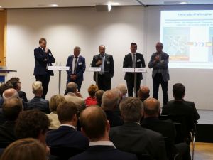 Auf dem Podium: (v.l.) Albert Stegemann (CDU), Rainer Spiering (SPD), Dr. Karl-Heinz Tölle (ISN Projekt GmbH), Dr. Gero Hocker (FDP) und Friedrich Ostendorff (Grüne)