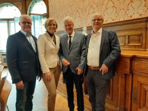 Beim runden Tisch zur Wettbewerbs- und Zukunftsfähigkeit der niedersächsischen Ernährungswirtschaft kamen unter anderem Friedrich-Otto Ripke (NGW), Julia Klöckner (CDU), Uwe Bartels (AEF) und Heinrich Dierkes (ISN) zusammen (Bildquelle: NGW)
