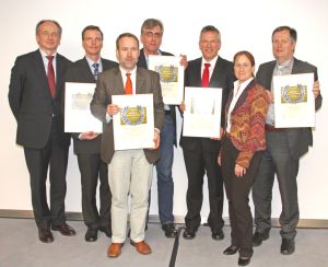 PRRSV Forschungspreisverleihung von links: Dr. Ch. Ullrich (Boehringer Ingelheim), Prof. Dr. Dr. med. vet. T. W. Vahlenkamp (Uni Leipzig), Prof. Dr. med. vet. habil. Johannes Kauffold (Uni Leipzig), PD Dr. rer. nat. Michael Veit (Uni Berlin), Dr. Jens Böttcher (TGD Bayern), Kim Schulze (Boehringer Ingelheim) und Dr. Reinhard Nothum (prakt. Tierarzt Haselbach)