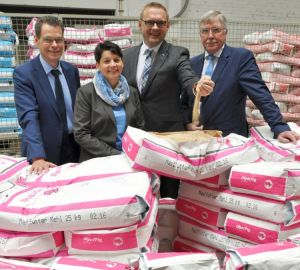 Sie stellten das neue AGRAVIS-Konzept zur Schweinefütterung vor (v. li.): Bernd Homann (Leiter Unternehmenskommunikation), Alexandra Grimm (Produktmanagerin Schweinefutter), Bernhard Walgern (Produktmanager Schweinefutter) und Ludger Leifker (Generalbevollmächtigter Futtermittel der AGRAVIS Raiffeisen AG).
© AGRAVIS