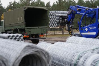 Truppenlager Werdeck bei Krauschwitz im Landkreis Görlitz: Mehr als 200 ehrenamtliche Kräfte des THW sowie rund 100 Angehörigen der Bundeswehr unterstützen vor Ort gemeinsam mit anderen Organisationen den Bau des festen Zaunes (© SMS, www.sms.sachsen.de)