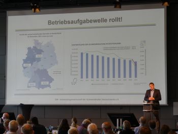 Auf der ISN-Mitgliederversammlung am 14.06.2022 machte Geschäftsführer Dr. Torsten Staack auf den dramatischen Strukturbruch in der deutschen Schweinehaltung aufmerksam. ©ISN