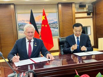 Bundesminister Alois Rainer und sein chinesischer Amtskollege Zhang Zhu, Minister für Landwirtschaft und Ländliche Angelegenheiten, unterzeichnen ein Memorandum of Understanding zur Zusammenarbeit im Rahmen des Deutsch-Chinesischen Agrarzentrums © BMLEH
