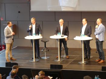 Auf dem Podium (v.l.): Michael Werning (Moderation), Michael Schulze Kalthoff, Heinrich Dierkes, Clemens Tönnies, Marcus Arden (Moderation) ©ISN