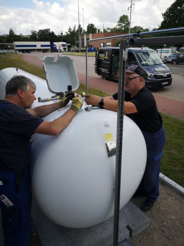 Techniker bei der Installation der Anlage auf dem Betriebsgelände von Bahlsen