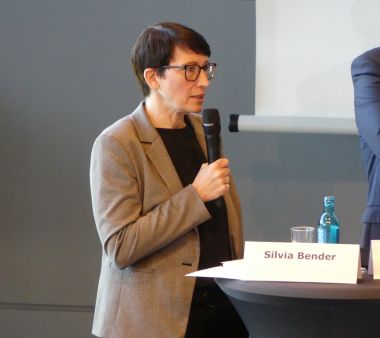 Für die Staatssekretärin Silvia Bender steht fest: Es führt kein Weg daran vorbei, den Fleischkonsum in Deutschland zu reduzieren bzw. zu halbieren, um die Klimakrise in den Griff zu kriegen ©ISN