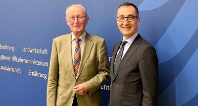 Kommissionsvorsitzender Jochen Borchert und Bundeslandwirtschaftsminister Cem Özdemir (Bild: Twitter @BMEL)