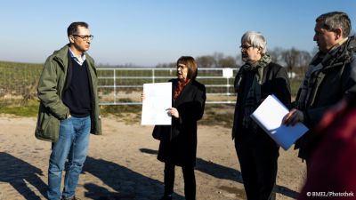 Bundeslandwirtschaftsminister Cem Özdemir informierte sich im brandenburgischen Oder-Spree über die Bekämpfungsmaßnahmen gegen die ASP ©BMEL/Photothek