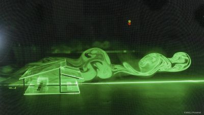 Das Projekt EmiMod soll unter anderem mit Hilfe von Computer-Modellierungen und KI-Anwendungen Erkenntnisse dazu liefern, Emissionen in Tierwohlställen mit Freilauf messbar zu machen. ©BMEL/Photothek