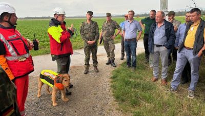Die EUVET-Vertreter nehmen die Krisen-Infrastruktur in Augenschein: Dabei wurde die Kadaversuche mit Drohnen und Hunden demonstriert ©HMLU