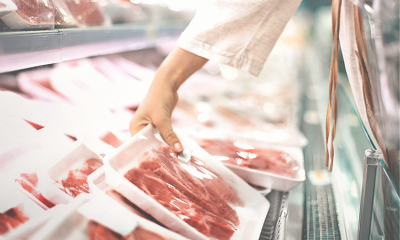 Die gestiegenen Preise treiben die Kunden zum günstigen Anbieter: Fleisch und Wurstwaren wurden 2023 am häufigsten bei den Discountern eingekauft, da die Preise im Schnitt um gut 12% unter dem Niveau aller Einkaufsstätten lagen (Bild © Canva)