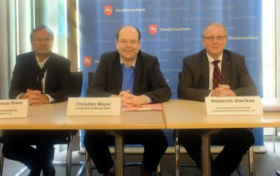 Prof. Thomas Blaha, Minster Christian Meyer und Heinrich Dierkes stellen sich der Presse.