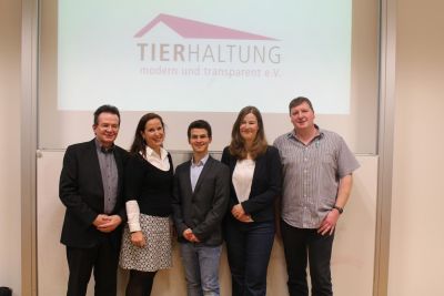 Die Referenten: Gerhard Schmidt, Karin Schnitker, Thomas Fabry, Oda Lambrecht, Thomas Ostendorf (v.l.n.r.)
 - Bild: Tierhaltung – modern und transparent e.V.