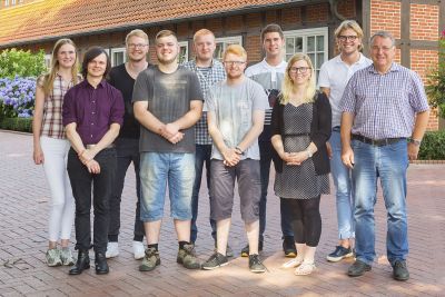 Ausbildung gemeistert: (von links) Sophia Funke, Viktor Roth, Noah Nowak, Oliver Borkhoff, Johannes Kohl, Pascal Wilke, Gideon Stiegeler, Ausbildungsleiterin Johanna Riedel, Maximilian Arkenau und Ausbildungsbleiter Norbert Bärlein. Nicht im Bild aber ebenso erfolgreich: Abdussamed Basci, Pascal Nuxoll, Helen Hohnhorst, Sophie Uniewski, Lukas Burrichter und Pascal Hüntemann.