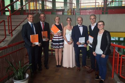 Bachelor in der Tasche: (von links) Lukas Kröger, Raphael Rolfes, Christina Espelage, Lena Tatgenhorst, Damian Wertulla und Pascal Thie. Ausbildungsleiterin Johanna Riedel gratuliert.