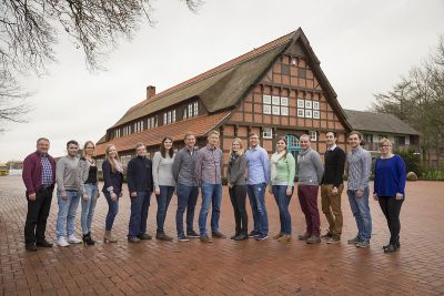 Die Ausbildungsleiter Norbert Bärlein (links) und Johanna Riedel (rechts) gratulieren zur bestandenen Prüfung (von links) Jens Warning, Lena Tatgenhorst, Birte Fassauer, David Staas, Karina Kühter, Raphael Rolfes, Tobias Tiemann, Christina Espelage, Lukas Kröger, Katharina Varelmann, Damian Wertulla, Philipp Schurr und Raffael Wiglenda. Es fehlen Verena Brägelmann, und Pascal Thie.