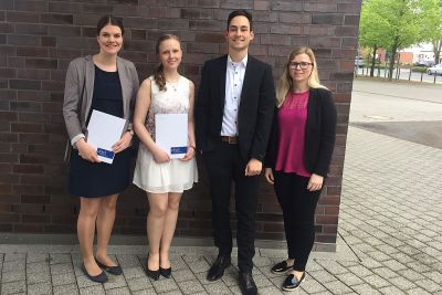 Zufriedene Mienen am Tag der Zeugnisübergabe (v. li.): Karina Kühter, Birte Fassauer und Philipp Schurr. Big Dutchman Ausbildungsreferentin Johanna Riedel gratuliert.