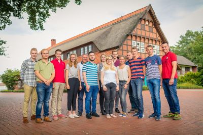 Ausbildung gemeistert: (von links) Oliver Schlüter, Carl Otto Holzum, Moritz Timphaus, Annette Tangemann, Norbert Bärlein (Ausbildungsleiter), Abdussamed Basci, Maria Krone, Johanna Riedel (Ausbildungsleiterin), Jonas Freimanis, Kerstin große Kamphake, Maurice Scheele, Luca Landwehr, Michael Wulfers und Henning Frahm. Auf dem Bild fehlen Jaqueline Meyer, Alexander Seebold, Alexander Dalinghaus, Carlos Merino Peligros und Alexander Lorenz.