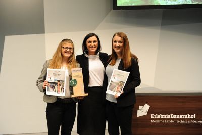 Platz 1 (Österreich): (v.L.) Christina Burgstaller, Elisabeth Köstinger (Ministerin für Nachhaltigkeit und Tourismus), Lisa Neuhauser