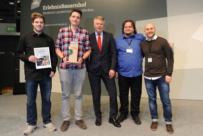 Die Gewinner: (v.L.n.R) André Börstinghaus, Patrick Kampmann, Bernd Nobst, Roman Weiß mit Dr. Helmut Schramm (Bayer CropScience, Mitte),