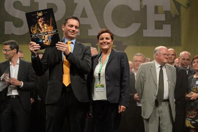 Verkaufsleiter Thomas Veith nimmt den Sonderpreis entgegen
