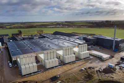 Enorm Biofactory: Auf 22.000 Quadratmetern Fläche werden in Hvirring (Dänemark) künftig Larven der Schwarzen Soldatenfliege gezüchtet und zu Insektenprotein und -öl verarbeitet