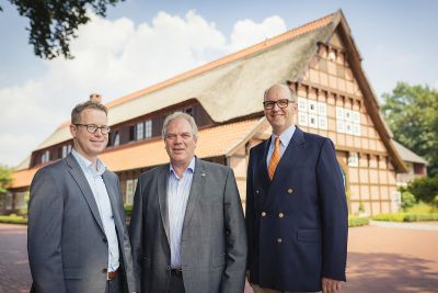 Nach Vertragsunterzeichnung (v.l.n.r.): Lars Vornhusen, Big Dutchman-Vorstandsassistent, Siegbert Bullermann, PAL-Bullermann Gruppe, Big Dutchman AG-Vorstand Bernd Meerpohl