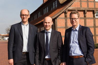 Zufriedene Mienen nach der Vertragsunterzeichnung (v.l.n.r.): Big Dutchman AG-Vorstand Bernd Meerpohl, Inno+-Geschäftsführer Maurice Ortmans und Lars Vornhusen, Big Dutchman-Vorstandsassistent.