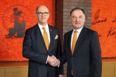 Bernd Meerpohl (links) übergibt zum 1. April 2023 die Leitung der Firmengruppe Big Dutchman an Dr. Frank Hiller.