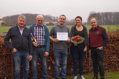 „Der Eber ist immer noch die halbe Herde“ – diesem altbewährten Grundsatz der Schweinezucht folgt Familie Gude und setzt seit einiger Zeit Select Eber von Topigs Norsvin ein. Kürzlich wurde an den Betrieb die millionste Tube Sperma ausgeliefert – Grund für eine kleine Feierstunde.
 - 
 - Foto von links nach rechts: Ludger Brinkmann (GFS), Hermann Gude, Michael und Carolin Gude, Hermann Schlagelambers (Topigs Norsvin)