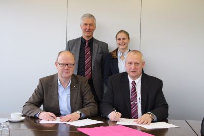 v.l.n.r.
- Klaus-Dieter Masselink, GF Viehvermarktung Nord,
- Uwe Petersen, Regionalleiter
- Nord-West TOPIGS-SNW,
- Franziska Stein, Leitung Zuchtsauen-vertrieb Viehvermarktung Nord,
- Eduard Eissing, GF TOPIGS-SNW