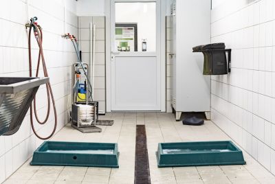 Der Tierbereich sollte nur mit stallspezifischer Kleidung und Schuhwerk betreten werden ©ISN/Jaworr