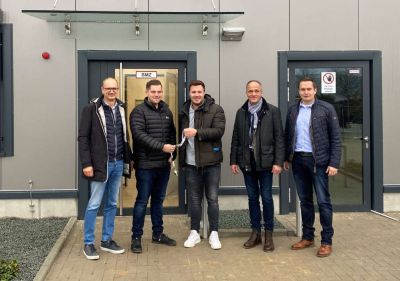 Der Generalunternehmer Goldbeck hat die Logistikhalle fristgerecht an die RaiLog Cloppenburg GmbH übergeben: v.li. Thomas König (AGRAVIS), Marc Stottmann (Investor), Erik Burschäpers (Goldbeck), Bernd Pusch (RaiLog GmbH) und Philipp Nienaber (RaiLog GmbH). ©Agravis