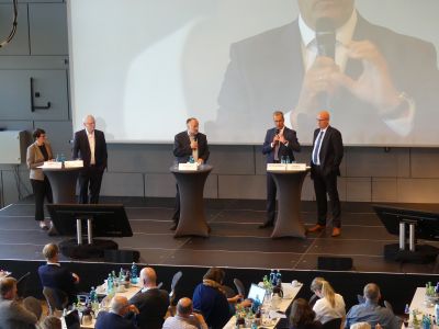 Auf dem Podium diskutierten Silvia Bender, die Staatsekretärin aus dem Bundesministerium für Ernährung und Landwirtschaft (BMEL), Dr. Dirk Köckler, Vorstandsvorsitzende der Agravis Raiffeisen AG, Heribert Qualbrink von der Westfleisch und ISN-Vorsitzender Heinrich Dierkes unter der Moderation von Dr. Karl-Heinz Tölle.