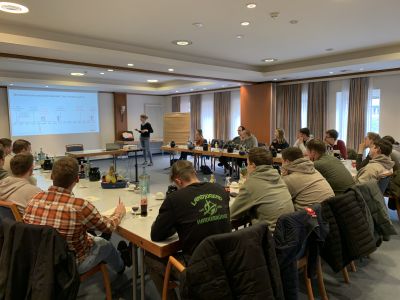 Im zweiten Teil des Seminars ging es u.a. um die Umsetzung der neuen rechtlichen Vorgaben für die Sauenhaltung im Deckzentrum und im Abferkelstall sowie konkrete Lösungen ©ISN