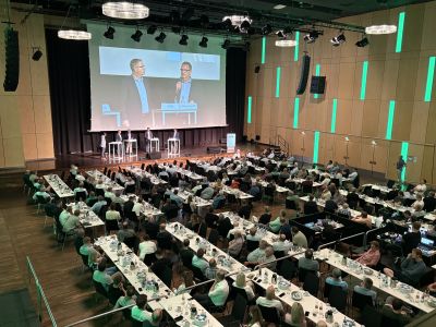 Volles Haus: Ca. 300 ISN-Mitglieder und Gäste folgten einer spannenden Podiumsdiskussion © ISN