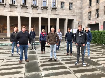 Junge ISN vor dem Bundesrat in Berlin