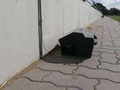 Köderstationen sollten auf den Laufwegen der Ratten bzw. an Wänden platziert werden © ISN/Jaworr