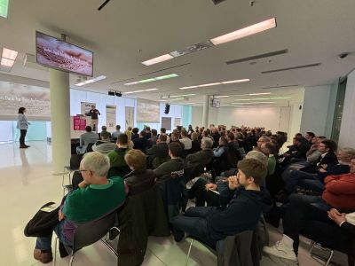 „Full House“ im Grünen Saal auf den Agrarunternehmertagen: Rund 300 Landwirtinnen und Landwirte nahmen an der Vortragsveranstaltung „Think Pink“ teil. ©AGRAVIS Raiffeisen AG