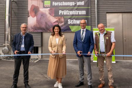 Bayerns Agrarministerin Michaela Kaniber bei der Inbetriebnahme des neuen Versuchsschlachthauses in Schwarzenau gemeinsam mit Anton Dippold (1.v.li.; Geschäftsführer der Bayerischen Staatsgüter), Professor Dr. Kay-Uwe Götz (3.v.li; Landesanstalt für Landwirtschaft) und Thomas Schwarzmann (4.v.li; Leiter des Versuchs- und Bildungszentrums Schwarzenau) ©Judith Schmidhuber/StMELF
© Judith Schmidhuber/StMELF