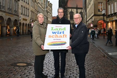 Machen die Positionierung der Landwirtschaft für die freiheitlich-demokratische Grundordnung gemeinsam sichtbar: Susanne Schulze Bockeloh (Vorsitzende des Landwirtschaftlichen Kreisverbandes Münster), AGRAVIS-Vorstandschef Dr. Dirk Köckler und WLV-Präsident Hubertus Beringmeier. ©AGRAVIS Raiffeisen AG