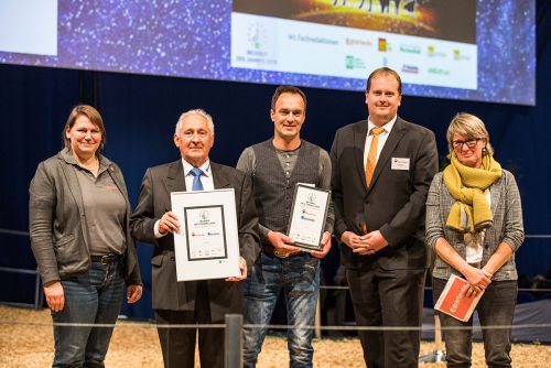 Von li. nach re.: Huub van der Vinne (Bröring), Landwirt Heinz Olliges und Daniel Holling (Big Dutchman) freuen sich über die Auszeichnung. Die dlv-Redakteurinnen Martina Hungerkamp (agrarheute, li.) und Christa Diekmann-Lenartz (Land&Forst) gratulieren. © Philipp Eberstein