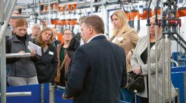 Big Dutchman-Systemmanager Dennis Engelking führt die Besucher durch den Ställ und erklärt die Funktionsweise der Stalltechnik.