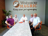 Unterzeichnung Vertriebspartnerschaft PIC - HAGRIC
Von links nach rechts: Arkadiusz Wasiczek, Leitender Tierschutzbeauftragter HAGRIC, Dr. Thomas Müller, Key Account Manager, PIC, Sylwester Woźniecki, CEO HAGRIC, Jack Keane, Business Development Manager PIC, Grzegorz Pyda, Genetikkoordinator Schwein HAGRIC
© PIC