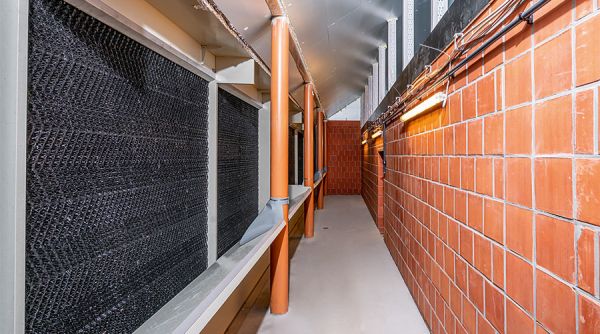 Die Abluft wird zentral über Ventilatoren durch den chemischen Filter gedrückt.
