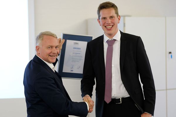 AGV-Vorsitzender Jörg Waskönig gratuliert dem freudestrahlenden Preisträger Leon Schumacher.