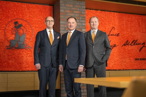Dr. Frank Hiller (Mitte) wird neuer Vorstandsvorsitzender bei Big Dutchman. Bernd Meerpohl (links) übergibt den Staffelstab zum 1. April 2023. Rechts im Bild: Jürgen Steinemann, Vorsitzender des Big Dutchman-Aufsichtsrates.